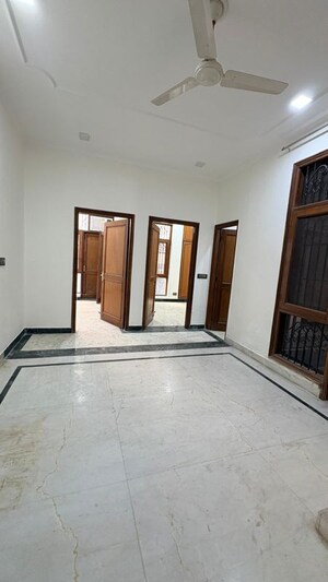 Room in 3 BHK Builder Floor at Sukhdev Vihar – for Rent