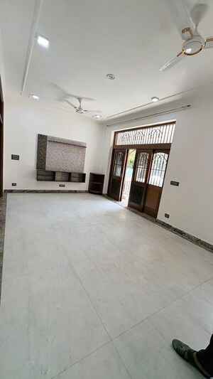 Room in 3 BHK Builder Floor at Sukhdev Vihar – for Rent