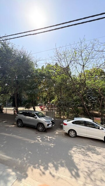 Parking in 3 BHK Builder Floor at Sukhdev Vihar – for Rent