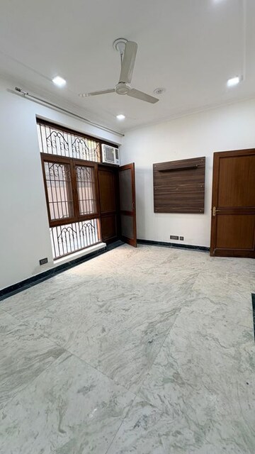 Room in 3 BHK Builder Floor at Sukhdev Vihar – for Rent