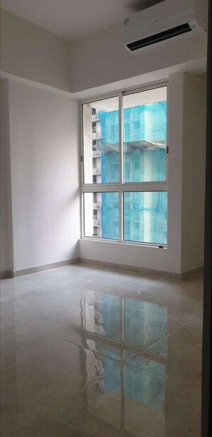 Room in 1 BHK Apartment at Lodha Amara, Kolshet Road – for Sale