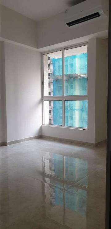 Room in 1 BHK Apartment at Lodha Amara, Kolshet Road – for Sale