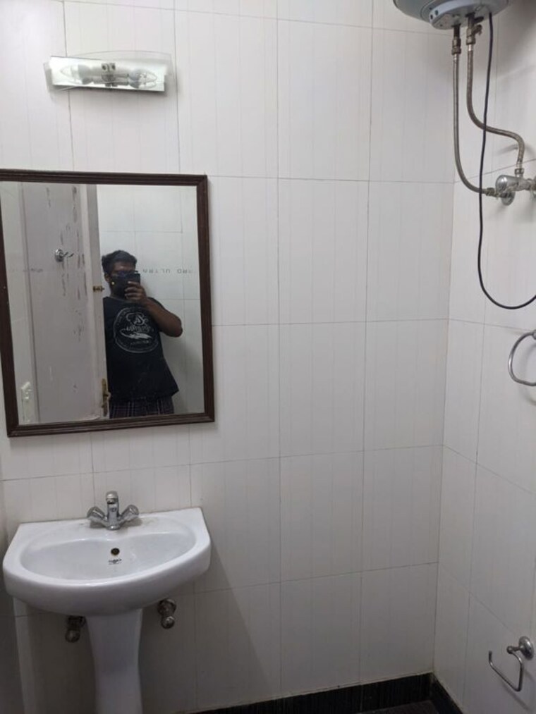 Bathroom, lajpat nagar ii 3 Bedroom 1800 Sq.Ft. Builder Floor In Lajpat Nagar ii Delhi 10055401