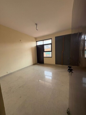 Room in 4 BHK Builder Floor at BPTP Parkland Pride Phase 2, Sector 77 – for Sale