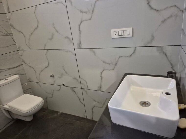 Bathroom, bptp-district-phase-2 4 Bedroom 250 Sq.Yd. Independent House In Sector 84 Faridabad 10055464