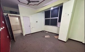 Team Area in 2 BHK Apartment at Husainganj – for Rent