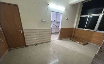 Room in 2 BHK Apartment at Husainganj – for Rent