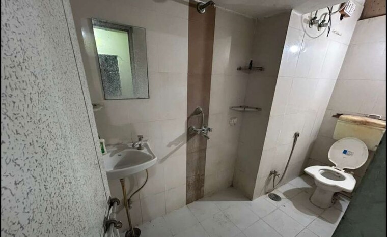 Bathroom, husainganj 2 Bedroom 1000 Sq.Ft. Apartment In Husainganj Lucknow 10055468