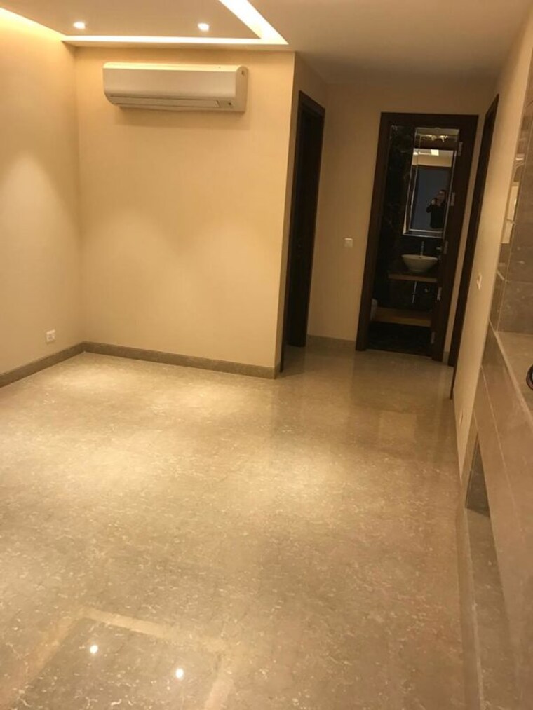 Room, defence colony 3 Bedroom 2000 Sq.Ft. Apartment In Defence Colony Delhi 10055460
