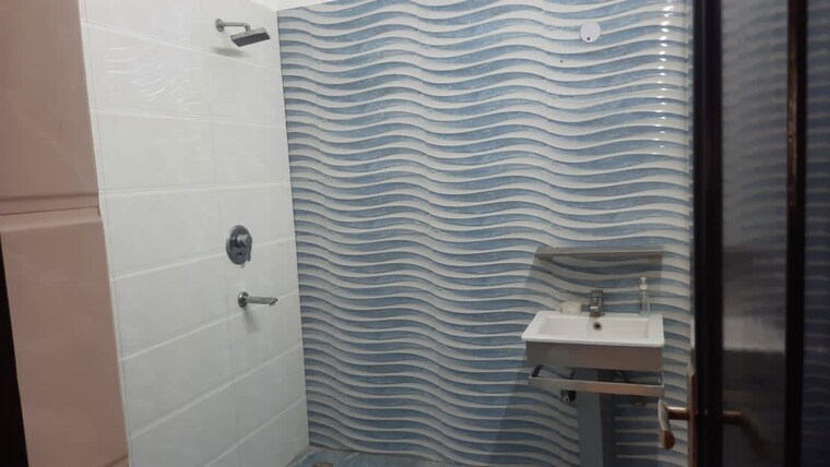 Bathroom, bptp-district 4 Bedroom 300 Sq.Yd. Builder Floor In Sector 81 Faridabad 10055489