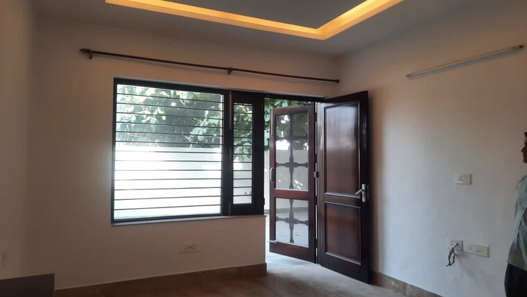 Room, bptp-district 4 Bedroom 300 Sq.Yd. Builder Floor In Sector 81 Faridabad 10055489