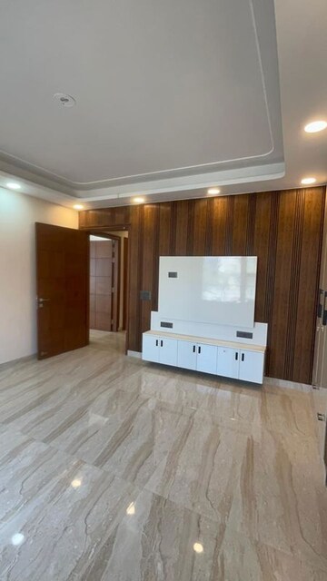 Room in 3 BHK Builder Floor at BPTP Park Central, Sector 85 – for Sale