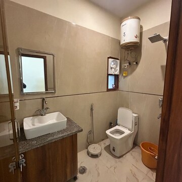 Bathroom in 1 BHK Builder Floor at DLF City Phase III, Dlf Cyber City – for Rent