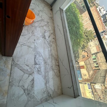 Balcony in 1 BHK Builder Floor at DLF City Phase III, Dlf Cyber City – for Rent