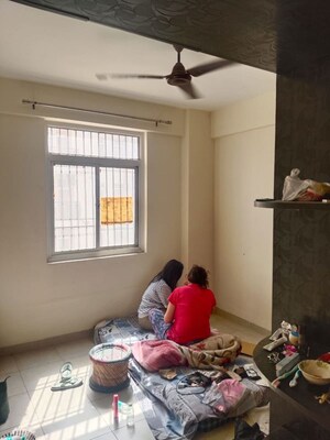 Room in 2 BHK Apartment at Wave City, Wave City – for Rent