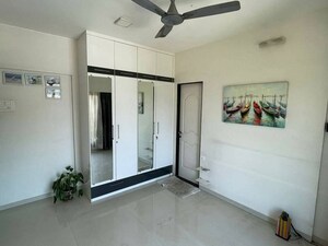 Room in 2 BHK Apartment at Andheri West – for Rent