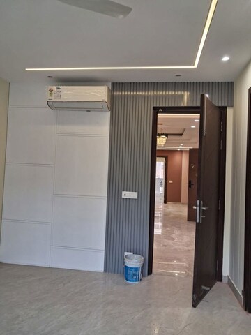 Building Lobby in 3 BHK Builder Floor at Ardee City, Sector 52 – for Rent