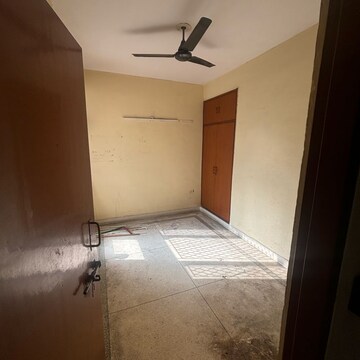 Room in 2.5 BHK Apartment at Alok Vihar, Sector 50 – for Sale