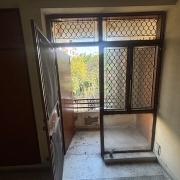 Room in 2.5 BHK Apartment at Alok Vihar, Sector 50 – for Sale