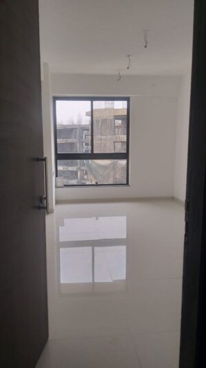 Room in 2 BHK Apartment at Sunteck City Avenue 2, Goregaon West – for Rent