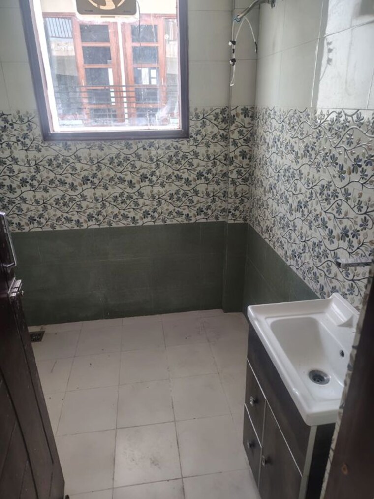 Bathroom, sector 26 3 Bedroom 1800 Sq.Ft. Builder Floor In Sector 26 Panchkula 10055446