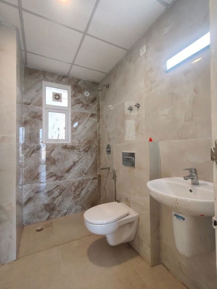 Bathroom, gomti nagar 3 Bedroom 1575 Sq.Ft. Apartment In Gomti Nagar Lucknow 10055833