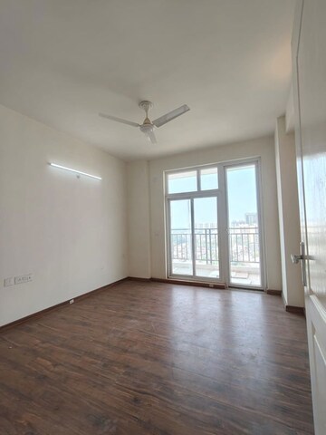 Room in 3 BHK Apartment at Gomti Nagar – for Rent