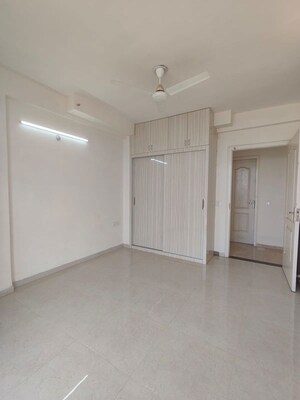 Room in 3 BHK Apartment at Gomti Nagar – for Rent