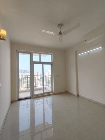 Room in 3 BHK Apartment at Gomti Nagar – for Rent