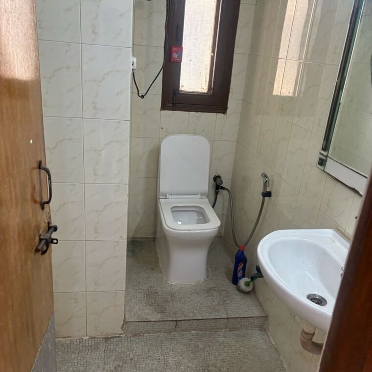 Bathroom, alok-vihar 4 Bedroom 1750 Sq.Ft. Apartment In Sector 50 Noida 10055878