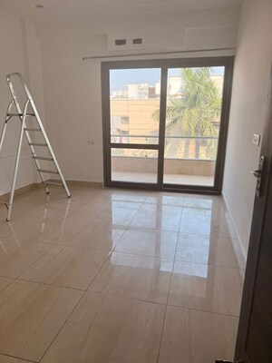 Room in 3 BHK Builder Floor at Sector 9 – for Rent