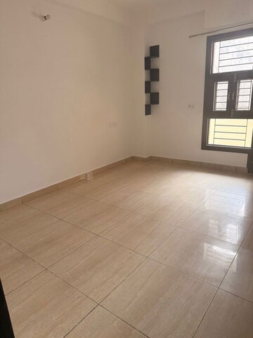Room in 3 BHK Builder Floor at Sector 9 – for Rent