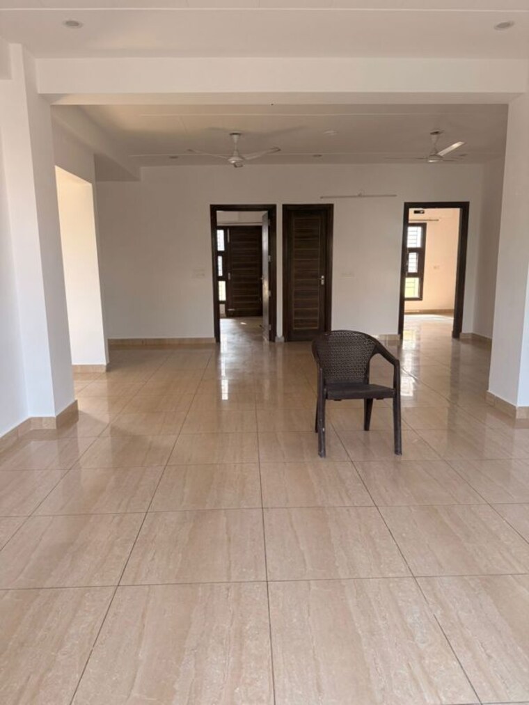 Room, sector 9 3 Bedroom 500 Sq.Yd. Builder Floor In Sector 9 Gurgaon 10055890
