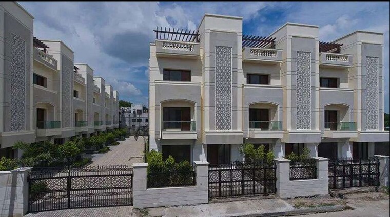 Exterior View, hazratganj 5 Bedroom 3220 Sq.Ft. Villa In Hazratganj Lucknow 10055911