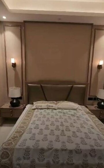 Room in 5 BHK Villa at Hazratganj – for Rent