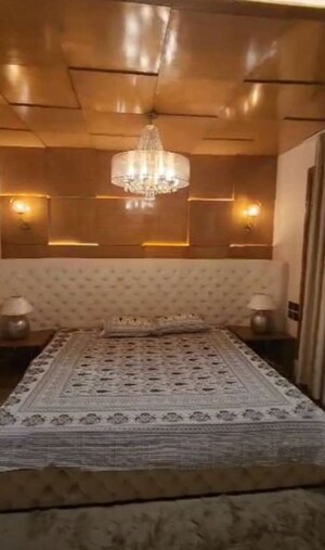 Room in 5 BHK Villa at Hazratganj – for Rent