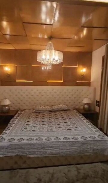 Room in 5 BHK Villa at Hazratganj – for Rent