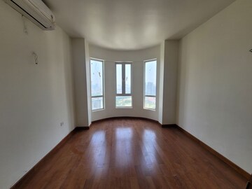 Room in 3 BHK Apartment at Supertech Ecociti, Sector 137 – for Rent