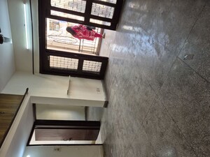 Furnished Amenities in 2.5 BHK Apartment at Mayur Vihar – for Rent