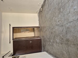 Furnished Amenities in 2.5 BHK Apartment at Mayur Vihar – for Rent