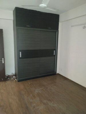 Room in 3 BHK Apartment at Wave Executive Floors, Wave City – for Sale