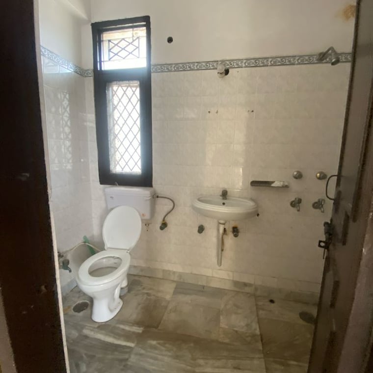 Bathroom, sector 46 3 Bedroom 1500 Sq.Ft. Apartment In Sector 46 Faridabad 10056093
