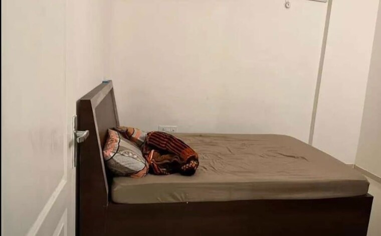 Bedroom, hazratganj 2.5 Bedroom 1702 Sq.Ft. Builder Floor In Hazratganj Lucknow 10056100