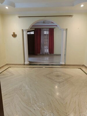Room in 3 BHK Apartment at Hazratganj – for Rent