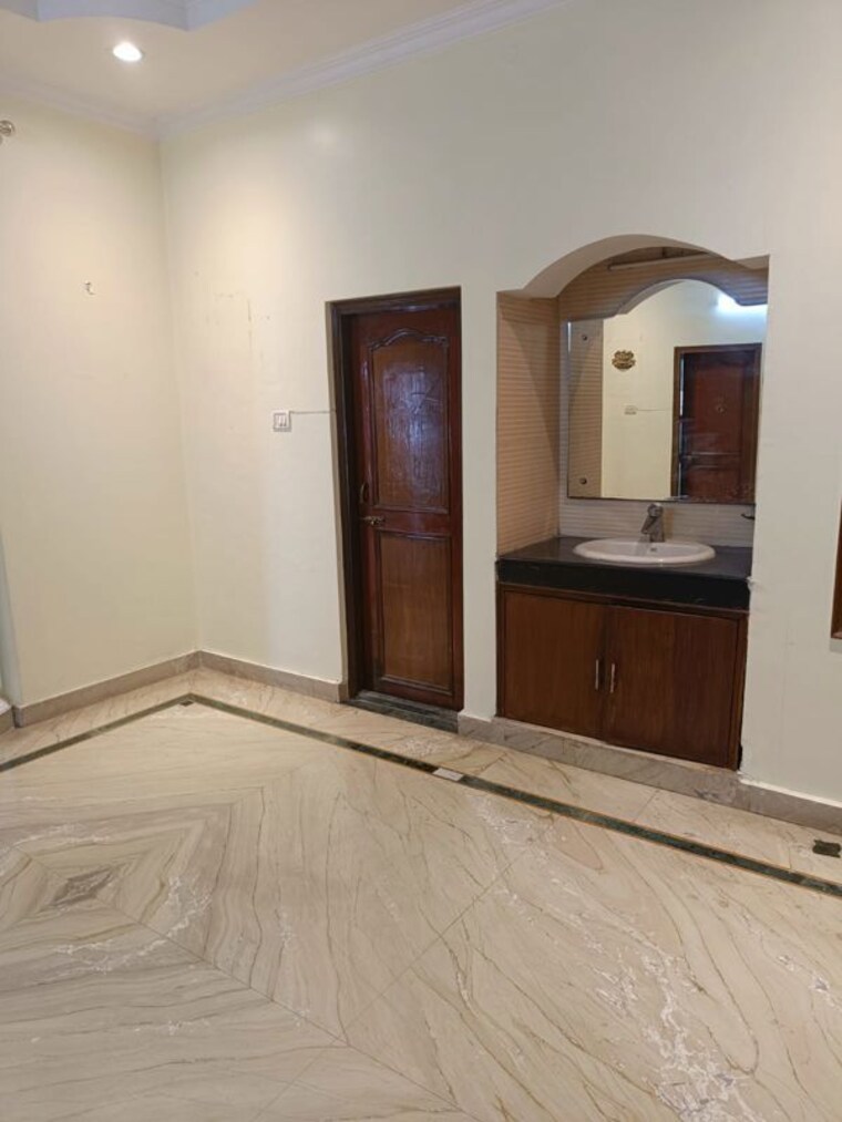 Room, hazratganj 3 Bedroom 1500 Sq.Ft. Apartment In Hazratganj Lucknow 10049287