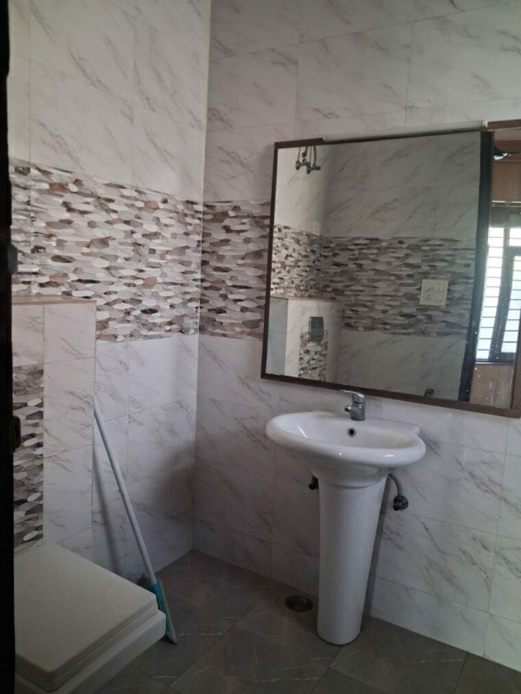 Bathroom, sector 28 3.5 Bedroom 2250 Sq.Ft. Builder Floor In Sector 28 Faridabad 10056281