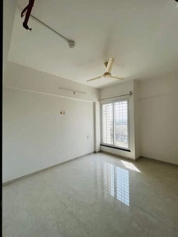 Room in 2 BHK Apartment at Majestique Towers, Kharadi – for Rent