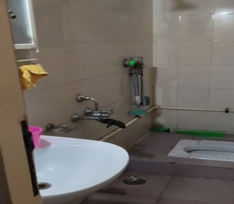 Bathroom, parel 2 Bedroom 750 Sq.Ft. Apartment In Parel Mumbai 10056694