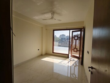 Room in 3 BHK Builder Floor at Sector 57 – for Rent
