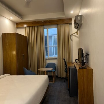  Pg For Rent in Dlf City Phase 3